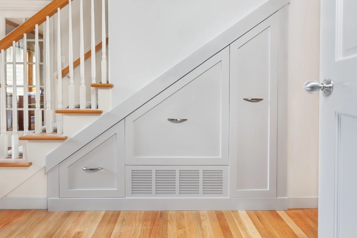 Cách sắp xếp tủ quần áo dưới gầm cầu thang