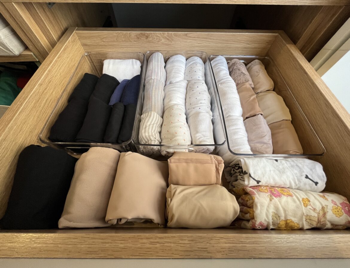 Liên tục kiểm tra quần áo và dọn tủ định kỳ